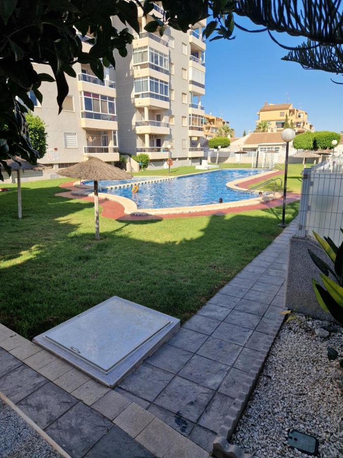 Magnifico Chalet Adosado En Torrevieja, Alicante. Luaran gambar